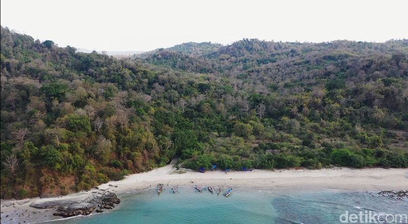 Deretan pulau membentang di kawasan Geopark Ciletuh Palabuhanratu, Sukabumi. Salah satu pulau di kawasan tersebut dinamai Pulau Kunti.