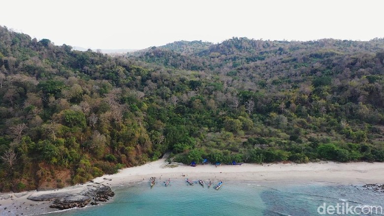Pulau Kunti di Sukabumi Deretan pulau membentang di kawasan Geopark Ciletuh Palabuhanratu, Sukabumi. Salah satu pulau di kawasan tersebut dinamai Pulau Kunti.