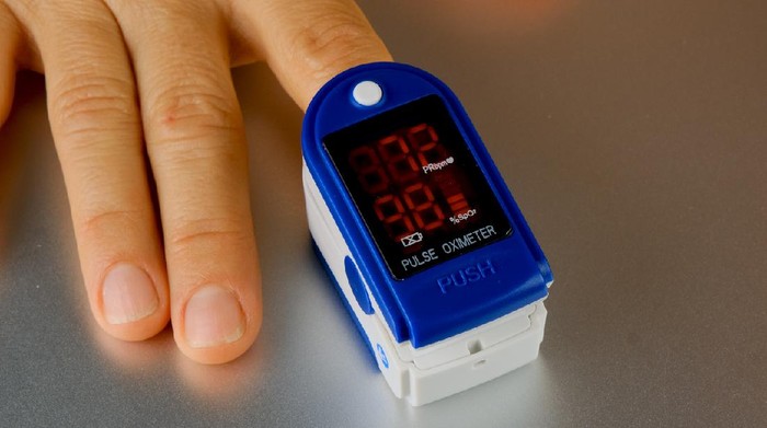 puls oximeter untuk mendeteksi happy hypoxia Oxygen saturation and heart rate measurement monitor.