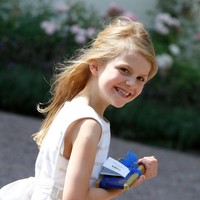 Putri Estelle Silvia Ewa Mary yang berusia 8 tahun akan mewarisi takhta Ratu Swedia setelah ibunya, Putri Mahkota Victoria, yang kini berada di urutan pertama. Saat ini Kerajaan Swedia dipimpin oleh Raja Carl XVI Gustaf. Foto: Michael Campanella/Getty Images