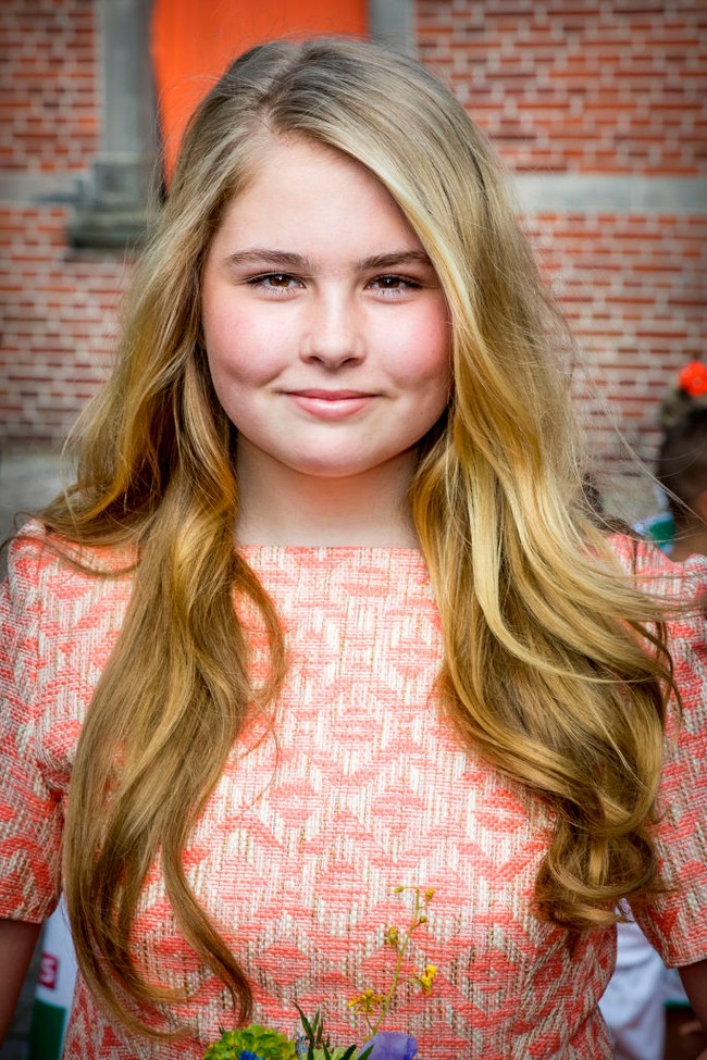 Putri Catharina-Amalia dari Kerajaan Belanda merupakan akan tertua dari tiga bersaudara. Dia jadi pewaris kerajaan setelah ayahnya, Willem-Alexander Claus George Ferdinand, naik takhta pada 2013. Remaja 16 tahun yang menguasai tiga bahasa ini diberi gelar Princess of Orange. Foto: Patrick van Katwijk/Getty Images