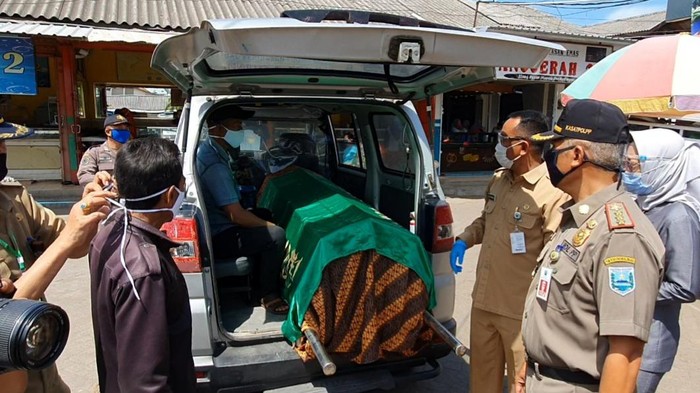 Ada sanksi baru yang diterapkan di Kabupaten Probolinggo bagi warga yang melanggar protokol kesehatan. Mereka yang tidak memakai masker langsung dimasukkan ke ambulans berisi jenazah pasien COVID-19.