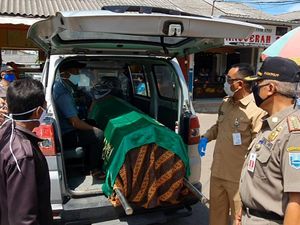 Warga Tak Bermasker di Probolinggo Dihukum Masuk Ambulans Jenazah COVID-19