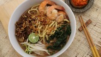Mie kangkung disajikan dengan paduan kangkung dan kuah ebi dan udang yang gurih harum. Membuatnya tidak terlalu sulit, coba saja cek resepnya di sini. Foto: iStock