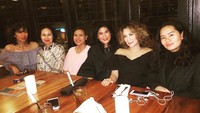 Hangout bersama teman-temannya, Reza memilih makan malam di restoran. Gaun hitam yang dikenakan Reza membuat tampilannya elegan. Foto: instagram @rezaartameviaofficial