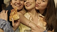 Pose bersama dua anaknya, Reza tampil sebagai ibu sekaligus teman. Anak Ibu, tulis Reza sambil memberi tanda love. Foto: instagram @rezaartameviaofficial