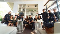 Pemilik nama lengkap Reza Artamevia Adriana Eka Suci ini tampil awet muda meskipun usianya sudah menginjak 45 tahun. Salah satu rahasianya yakni menghindari stress dengan cara hangout dan traveling. Foto: instagram @rezaartameviaofficial
