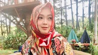 Rina Gunawan berpose dengan tubuh langsing. Foto: Instagram @rinagunawan28