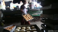 Usaha kecil milik Udin tersebut setiap hari membuat sekitar 3.200 bungkus roti dengan 9 jenis rasa yang dijual Rp 2.000 per buah.