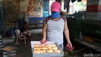 Pemilik usaha, Udin, mengaku belum mendapatkan sosialisasi tentang bantuan presiden sebesar Rp 2,4 juta bagi usaha mikro, kecil, dan menengah (UMKM) yang terdampak pandemi COVID-19.