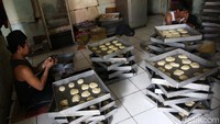 Bantuan Langsung Tunai (BLT) bagi UMKM Rp 2,4 juta sudah disalurkan oleh pemerintah sejak pekan lalu. Pada tahap I, program ini akan disalurkan kepada 9,1 juta pelaku usaha mikro yang terdaftar di Pegadaian (59,37) persen, bank Himbara, Asbanda, Perbarindo (32 persen), Dinas Koperasi & UKM seluruh Indonesia (5,87 persen), serta koperasi (1,77 persen).