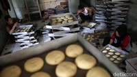 Pegawai sebuah industri roti skala rumah tangga Sari Bakery di kawasan Duren Sawit, Jakarta Timur, menyiapkan adonan roti sebelum dipanggang di dalam oven, Senin (7/9/2020).