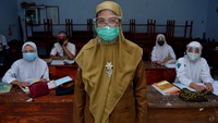 Tahun ini tidak ada penerimaan CPNS buat para tenaga pendidik atau guru. Namun, pemerintah membuka rekrutmen pegawai pemerintah dengan perjanjian kerja (PPPK) untuk 1 juta guru sekaligus. Tujuannya adalah untuk mengisi kekosongan di daerah-daerah dan menyelesaikan masalah guru honorer terlebih dahulu. Antara Foto.