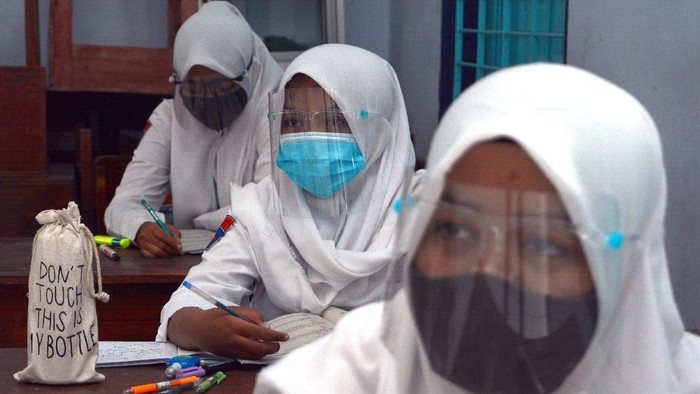 Sekolah di Sumsel-Jombang Kembali Gelar Pembelajaran Tatap Muka Siswa sekolah di kawasan Banyuasin, Sumsel, hingga Jombang, kembali belajar tatap muka di sekolah. Sejumlah protokol kesehatan diterapkan guna cegah Corona.