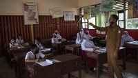 Sejumlah siswa mengikuti Kegiatan Belajar Mengajar (KBM) tatap muka di SD Negeri 26 Sukajadi, Banyuasin, Sumatera Selatan, Senin (7/9/2020). Antara Foto/Nova Wahyudi.