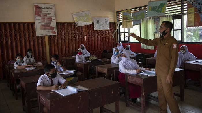Sekolah di Sumsel-Jombang Kembali Gelar Pembelajaran Tatap Muka Siswa sekolah di kawasan Banyuasin, Sumsel, hingga Jombang, kembali belajar tatap muka di sekolah. Sejumlah protokol kesehatan diterapkan guna cegah Corona.