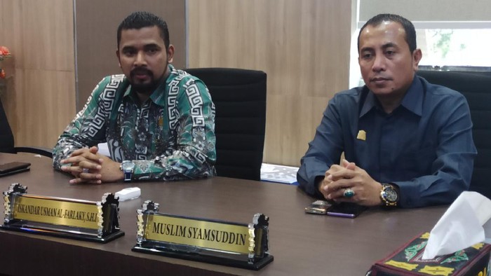 Sekretaris Komisi V Iskandar Usman Alfarlaky (kiri) dan Ketua Komisi II Irpannusir (kanan).