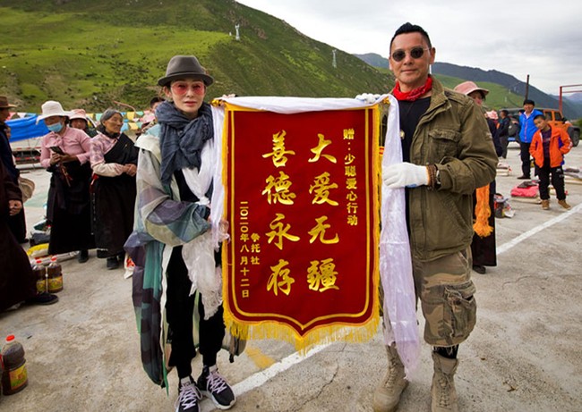 Dalam beberapa foto, Sharla memang tampak lebih matang dari masa-masa jayanya sebagai aktris. Namun penampilan fisiknya tetap menawan ditambah gaya busana yang membuatnya semakin awet muda. Ia tampak mengenakan sneaker Y3, kaca mata, dan topi fedora sehingga terlihat stylish. Dalam acara tersebut berpartisipasi memberikan bantuan bahkan bermain dengan anak-anak. Belakangan aktris yang mulai dikenal sejak era 80an itu meninggalkan dunia hiburan dan lebih fokus pada kehidupan pribadinya. Dilaporkan ia jadi lebih spiritual sekarang. Foto: Internet