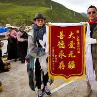 Dalam beberapa foto, Sharla memang tampak lebih matang dari masa-masa jayanya sebagai aktris. Namun penampilan fisiknya tetap menawan ditambah gaya busana yang membuatnya semakin awet muda. Ia tampak mengenakan sneaker Y3, kaca mata, dan topi fedora sehingga terlihat stylish. Dalam acara tersebut berpartisipasi memberikan bantuan bahkan bermain dengan anak-anak. Belakangan aktris yang mulai dikenal sejak era 80an itu meninggalkan dunia hiburan dan lebih fokus pada kehidupan pribadinya. Dilaporkan ia jadi lebih spiritual sekarang. Foto: Internet