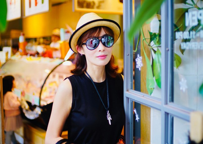 Banyak orang menantikan kembalinya Sharla Cheung dalam dunia hiburan. Beberapa waktu lalu muncul rumour jika ia akan bermain dalam sebuah proyek baru. Namun sayangnya kabar itu belum dikonfirmasi oleh Sharla. Aku juga masih banyak pekerjaan. Butuh banyak waktu untuk belajar dan mempraktekkan ajaran Buddha tapi seniorku berada aku bisa melakukan semuanya bersamaan dengan ajaran dharma, ungkapnya pada Apple Daily. Foto: dok. Weibo