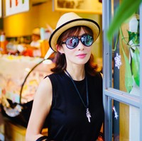 Banyak orang menantikan kembalinya Sharla Cheung dalam dunia hiburan. Beberapa waktu lalu muncul rumour jika ia akan bermain dalam sebuah proyek baru. Namun sayangnya kabar itu belum dikonfirmasi oleh Sharla. Aku juga masih banyak pekerjaan. Butuh banyak waktu untuk belajar dan mempraktekkan ajaran Buddha tapi seniorku berada aku bisa melakukan semuanya bersamaan dengan ajaran dharma, ungkapnya pada Apple Daily. Foto: dok. Weibo