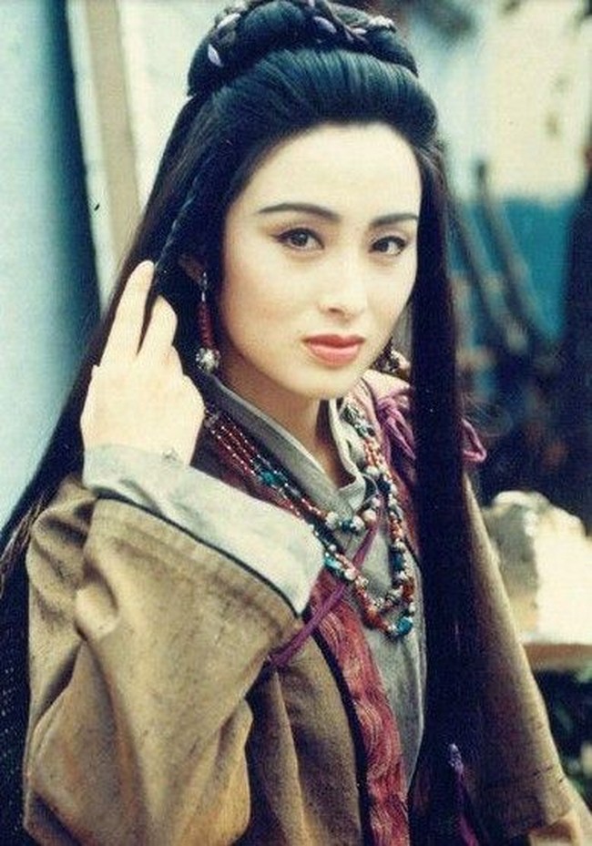 Aktris Hong Kong Sharla Cheung memang sudah lama tidak tampil dalam acara televisi atau film. Tapi belakangan namanya kembali jadi perbincangan setelah penampilan terbarunya terungkap melalui foto-foto yang diunggah di media sosial Weibo. Foto: Internet