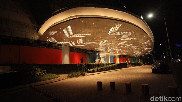 Senayan Park Mall atau SPARK Mall ini berlokasi di Jl. Gerbang Pemuda No.3, RT.1/RW.3, Gelora, Kecamatan Tanah Abang, Kota Jakarta Pusat, Daerah Khusus Ibukota Jakarta 10270.  
