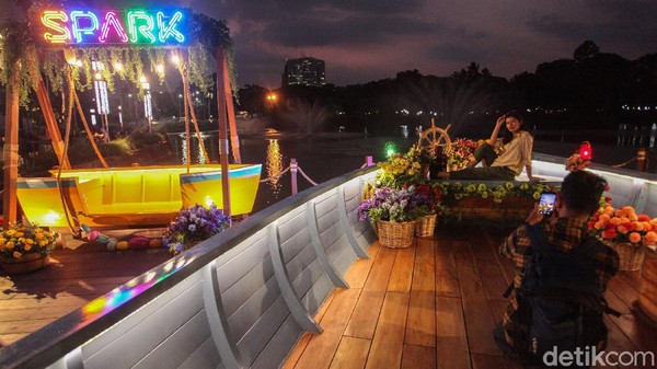 Seorang pengunjung tengah berfoto di salah satu spot Senayan Park Mall, Jakarta, Senin (7/9/2020). Dulunya, tempat ini bernama Taman Ria Senayan yang sangat terkenal dan menjadi tempat favorit kawula muda untuk sekadar nongkrong dan kongkow bersama teman-teman. 