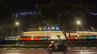 Tempat ini sebenernya sudah mulai direncanakan pembangunanya sejak tahun 2010. Kini di tahun 2020, Senayan Park Mall atau SPARK Mall yang mengusung tema lifestyle mal itu baru hadir kembali.  