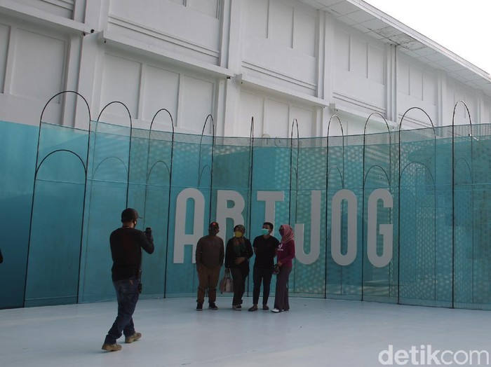 Setelah melalui serangkaian proses verifikasi, ARTJOG: Resilience akhirnya mendapat izin untuk dibuka bagi umum. Penasaran? Yuk, intip foto-fotonya!