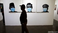 Pengunjung menikmati karya seni yang dipamerkan pada gelaran ARTJOG 2020 di Jogja National Museum, Yogyakarta, Senin (7/9/2020). 