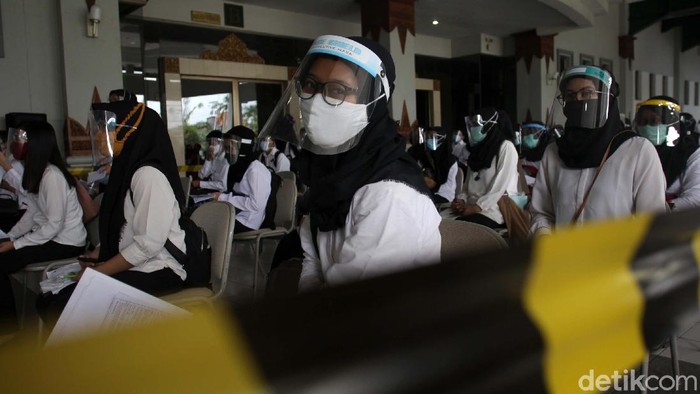 Sejumlah CPNS mengikuti seleksi kompetensi bidang di Gedung JEC, Yogyakarta, Senin (7/9/2020). Tes tersebut dilakukan dengan protokol kesehatan ketat.
