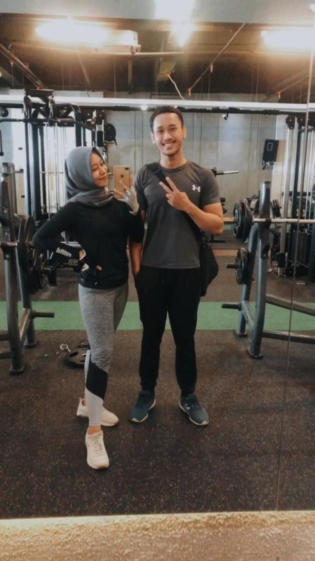 Pastinya kata Gita, tidak mudah untuk menjalani gaya hidup sehatnya yang baru. Aku harus mengubah kebiasaan kebiasan yang tidak sehat seperti tidak suka olahraga, tidak suka makan sayuran, makan manis hampir setiap hari, tidak suka minum air putih, dan makan dengan porsi yang banyak. Kesulitan dari teman-teman terkadang banyak yang mencela karena aku sering olahraga di gym dan aku kalau makan harus menghitung jumlah kalori yang masuk, melihat nutrition fact, dan makan sesuai dengan jamnya, terangnya. Foto: Dok. pribadi Gita Octaviani.