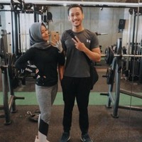 Pastinya kata Gita, tidak mudah untuk menjalani gaya hidup sehatnya yang baru. Aku harus mengubah kebiasaan kebiasan yang tidak sehat seperti tidak suka olahraga, tidak suka makan sayuran, makan manis hampir setiap hari, tidak suka minum air putih, dan makan dengan porsi yang banyak. Kesulitan dari teman-teman terkadang banyak yang mencela karena aku sering olahraga di gym dan aku kalau makan harus menghitung jumlah kalori yang masuk, melihat nutrition fact, dan makan sesuai dengan jamnya, terangnya. Foto: Dok. pribadi Gita Octaviani.