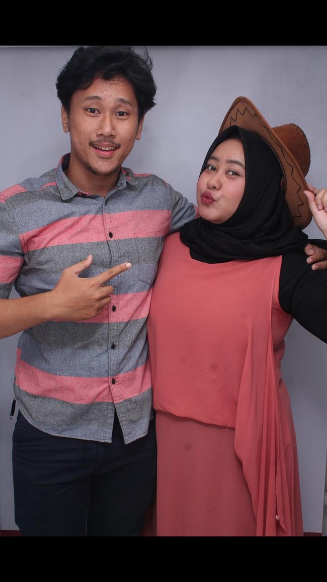  Wanita yang berusia 22 tahun ini mengatakan langkah yang pertama dilakukannya dalam proses menurunkan berat badannya adalah mengubah sejumlah kebiasaan.  Aku mengubah pola makan dari yang tidak sehat menjadi sehat, kedua melakukan gaya hidup yang lebih sehat, ketiga aku istirahat yang cukup (tidak begadang), dan keempat aku melakukan olahraga minimal tiga kali seminggu, katanya. Foto: Dok. pribadi Gita Octaviani.