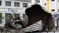 Puluhan orang yang kebanyakan orang tua luka. Mereka terkena serpihan bangunan dan kaca yang pecah diterjang badai.