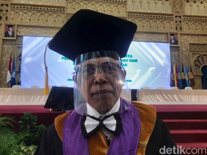 Universitas Negeri Surabaya (Unesa)mengukuhkan empat Guru Besar Bidang Pendidikan. Termasuk Guru Besar Bidang Pendidikan Inklusi, Prof Dr Budiyanto MPd.