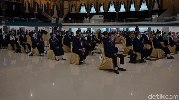 Tujuh ribu lebih mahasiswa baru Universitas Negeri Surabaya (Unesa) diajak mengenal kehidupan kampus. Pengenalan kehidupan kampus mahasiswa baru (PKKMB) digelar secara daring di Graha Unesa.