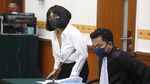 Pelukan Suami untuk Vanessa Angel di Ruang Sidang