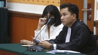 Vanessa Angel tampak tenang saat sidang berlangsung. Foto: Palevi