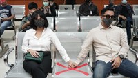 Gandengan tangan Bibi menguatkan Vanessa Angel di dalam ruang sidang di Pengadilan Negeri Jakarta Barat. Foto: Palevi