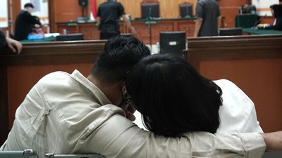 Pelukan Suami untuk Vanessa Angel di Ruang Sidang