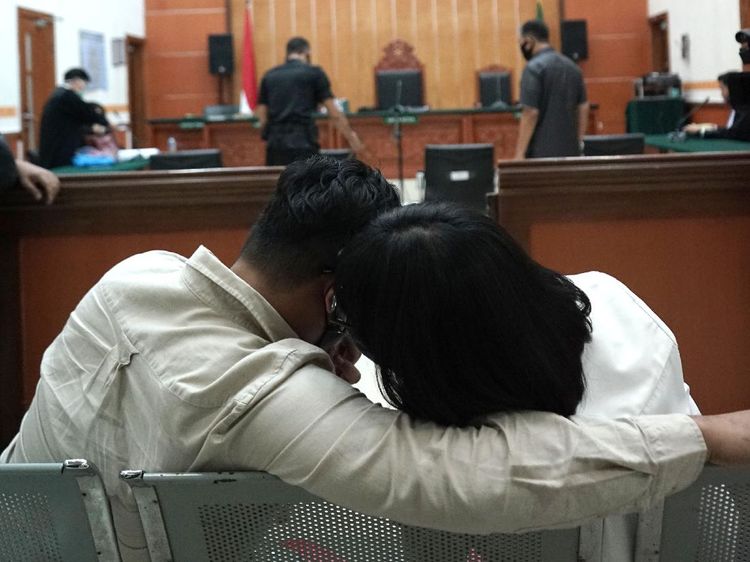 Pelukan Suami untuk Vanessa Angel di Ruang Sidang