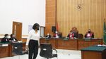 Pelukan Suami untuk Vanessa Angel di Ruang Sidang