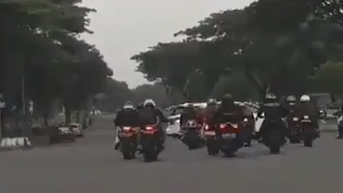 Sebuah video viral ini beredar di media sosial. Memperlihatkan rombongan motor gede menerobos lampu merah di perempatan German Centre, BSD, Serpong, Tangerang Selatan. Rombongan itu disebut-sebut dikawal oleh 3 oknum polisi.
