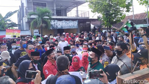 Wabup petahana Blora Arif Rohman dan pasangannya Tri Yulisetyowati saat mendaftar di KPU Blora, Jumat (04/09/2020)