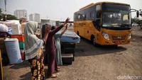 Iring-iringan bus sekolah yang mengangkut warga meluncur menuju Rusun Pesakih. 