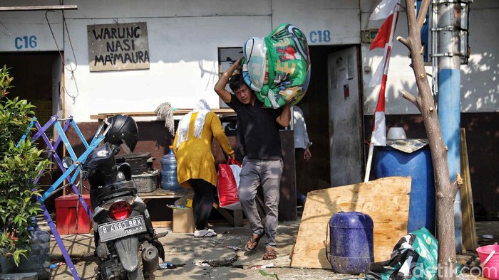 Warga Kampung Akuarium Dievakuasi ke Rusun Pesakih Sejumlah warga Kampung Akuarium membereskan barang-barangnya saat akan dipindah ke Rusun Pesakih, kawasan Kampung Akuarium, Jakart Utara, Senin (7/9). Perlu diketahui pemindahan warga ke Rusun tersebut dikarenakan akan dilaksanakan pembangunan Kampung Susun di Kampung Akuarium.