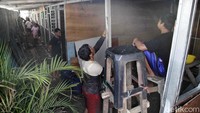 Pada hari ini beberapa warga mulai membongkar secara mandiri hunian mereka karena pembangunan Kampung Susun Akuarium, segera dilakukan.