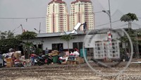 Tetapi tidak semua warga pindah ke Rusun dengan alasan jarak tempuh yang jauh dari pekerjaan.